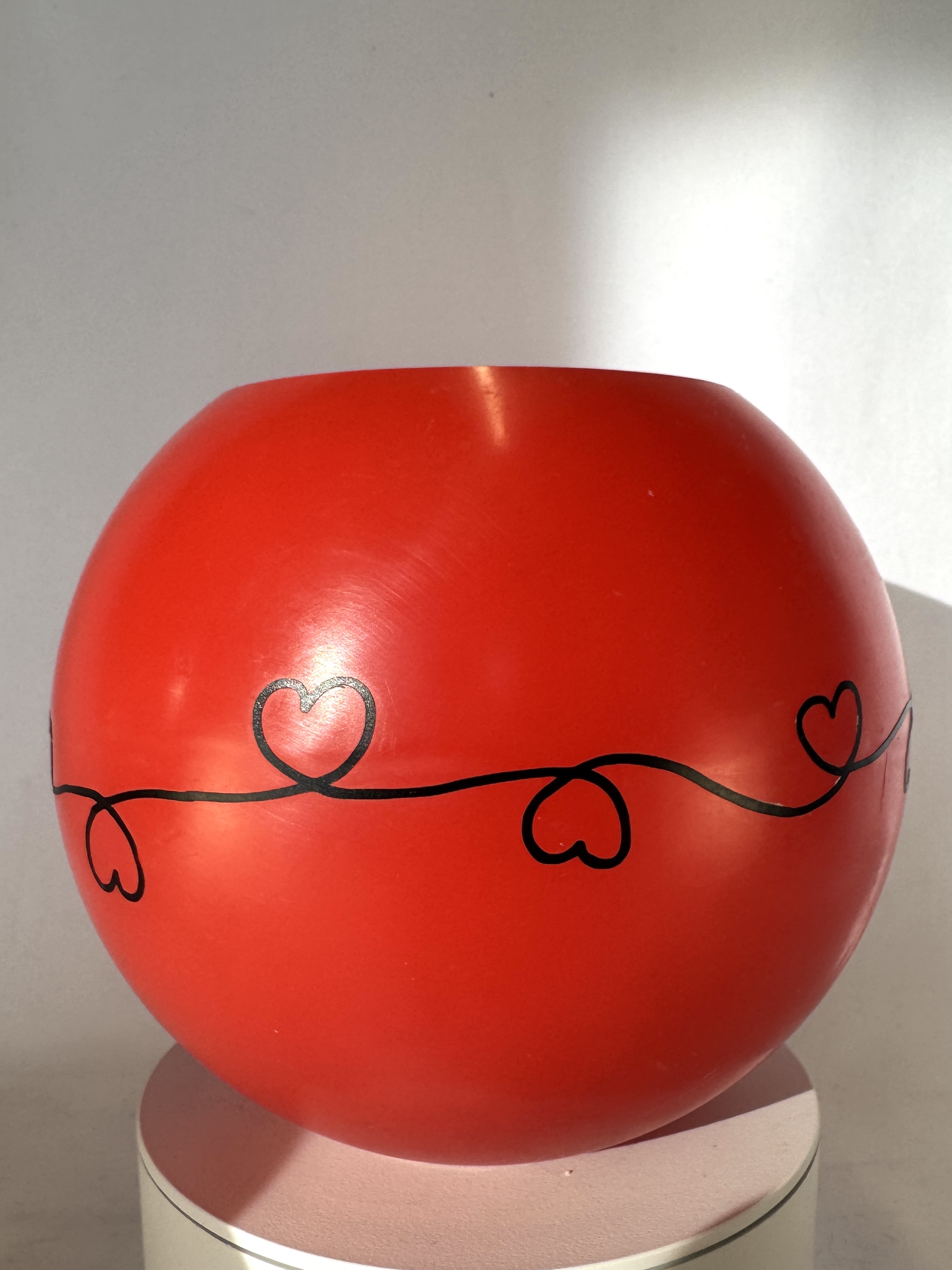 Photophore sphérique - rouge avec cœurs 